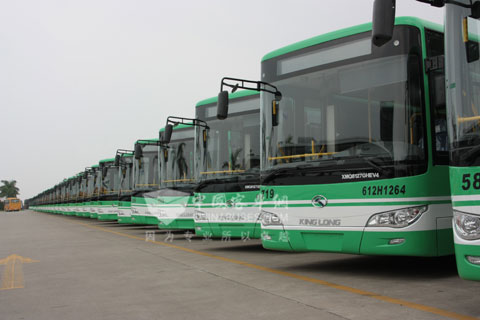 依靠科技创新，大金龙的发展不断加速，图为交付武汉公交的200辆新能源公交车