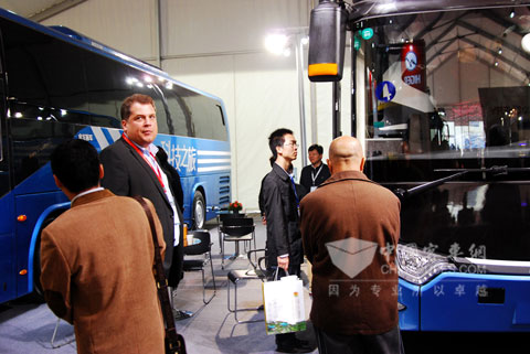 海外客商参观大金龙展车