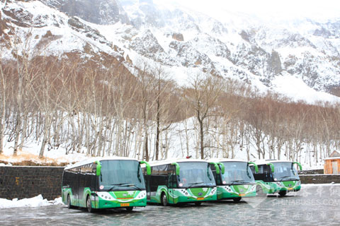 长白山雪山脚下的安凯旅游观光车