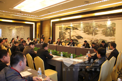总经理郑先国听取用户反馈意见并作详细记录 