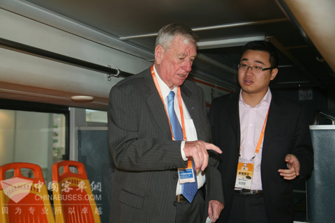 安凯将国内首款纯电动双层客车开进高交会