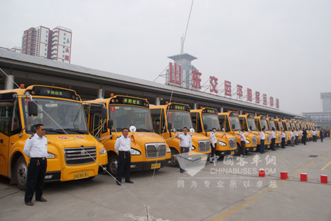 整装待发的中通校车