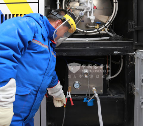 加气站工作人员正在为福田欧辉双层LNG公交加气