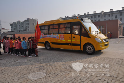 送音乐进校园 安凯校车变身音乐使者