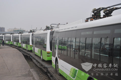 扬子江首批新型双源无轨电车发往太原