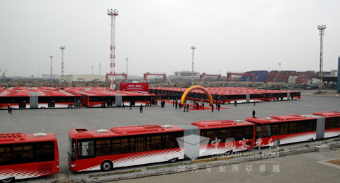 　"金龙客车荣耀远航--300辆18米BRT客车出口伊朗交车仪式"在厦门现代码头举行