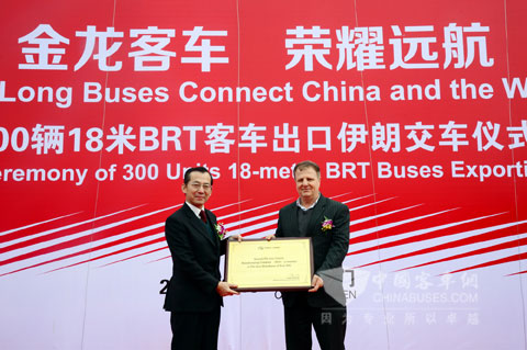 大金龙总经理郭仁祥向SNA公司执行董事授予"最佳经销商"牌匾