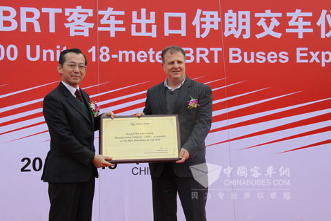 大金龙总经理郭仁祥授2012年度最佳经销商牌