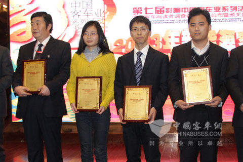 中通品牌文化部部长李笃生（右二）在领奖