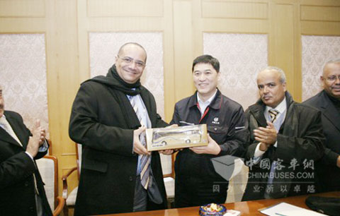 西沃李总向巴蒂博/瓦伊德部长赠送西沃车模 