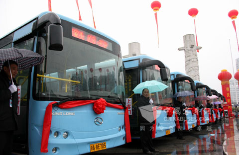 90辆崭新的大金龙公交车在临安城区正式投入运营