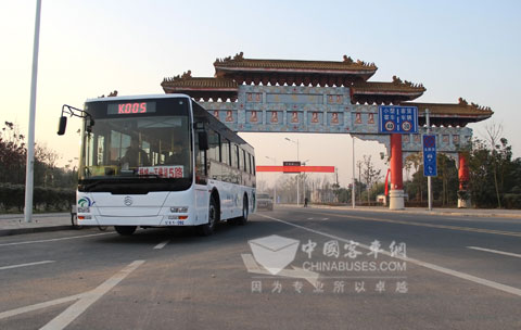 行驶在舒城县道路上的便民公交