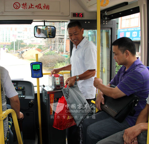舒城百姓欣喜乘坐公交车