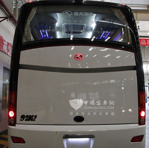 大金龙旗下公路车型全系标配LED发光车标