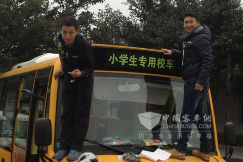 高雷雷在为孩子们贴校车标识