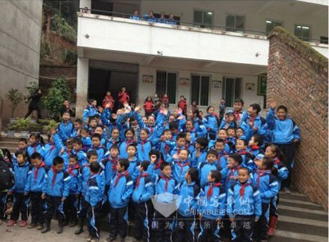 像蓝精灵一样快乐的孩子们