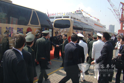 “青年”见证“辽宁号”入列