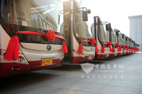 整装待发的宇通客车