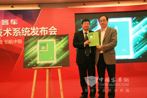 中国汽车工程学会副秘书长张进华、安凯客车副总经理熊良平共同发布新能源客车绿皮书