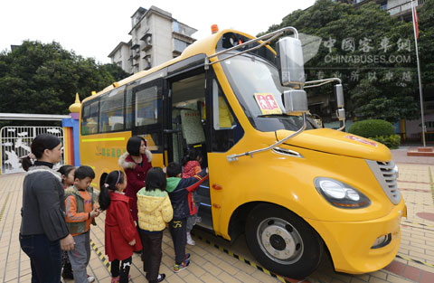 蒲公英幼儿园的小朋友们高高兴兴地坐上金龙"智慧校车"