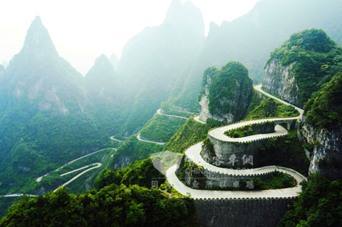 张家界天门山景区99道回旋弯道对要求运送车辆短小精悍、马力强劲