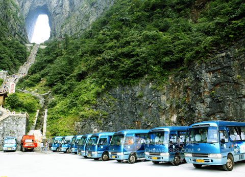 金旅考斯特成为天门山另一道流动风景线