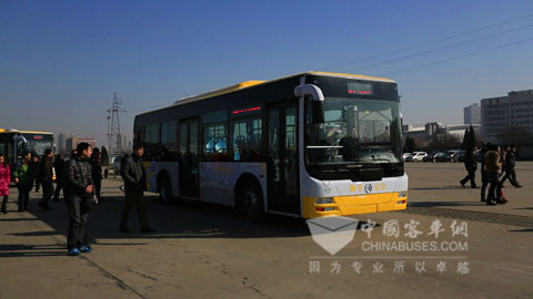 20辆崭新的金旅LNG公交车驶向南京的大街小巷