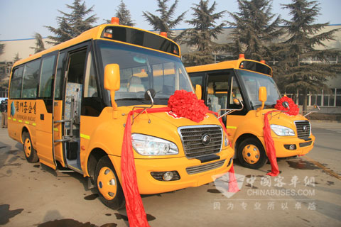 护航学童安全 40辆宇通校车开进8省区