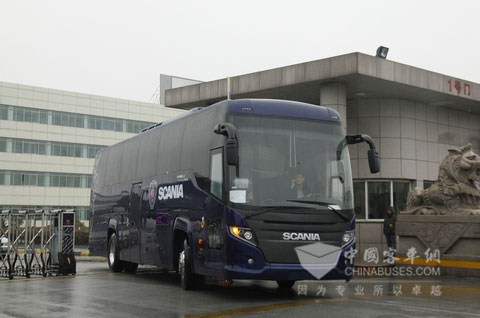 驶离海格客车厂区大门的斯堪尼亚·海格