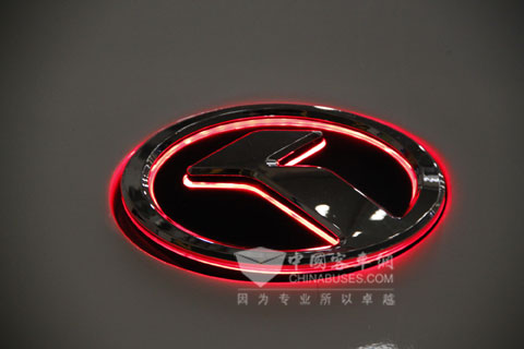 大金龙旗下公路车型全系标配LED发光车标