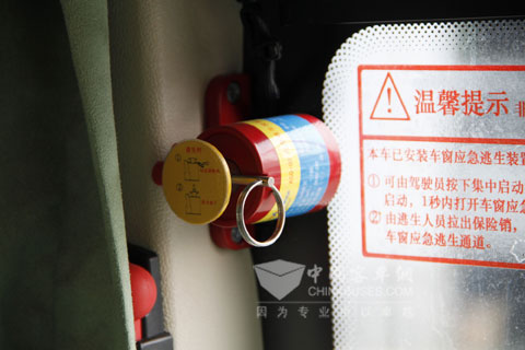 搭载全车自动破窗器等安全配备提升整车安全防护等级