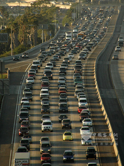 解决城市交通拥堵、尾气污染需要新的思路和举措