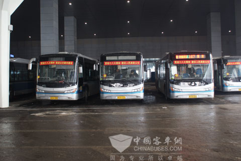 发车广场停靠的中通新能源公交