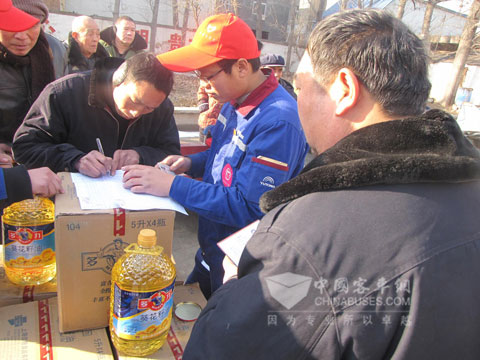 宇通志愿者给贫困户发放慰问品及慰问物资