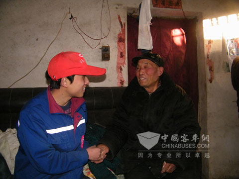 宇通志愿者慰问贫困户