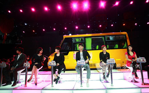 明星与海格校车一同亮相