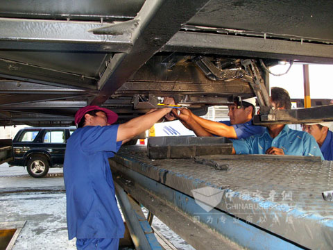 大金龙海外售后服务工程师正在为沙特客户检修车辆