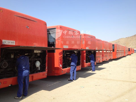 大金龙海外服务工程师在朝觐前夕对每一辆车进行认真检查