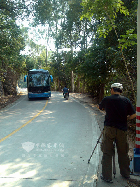 《科技之光》栏目摄制组在厦门拍摄大金龙道路自动限速控制系统