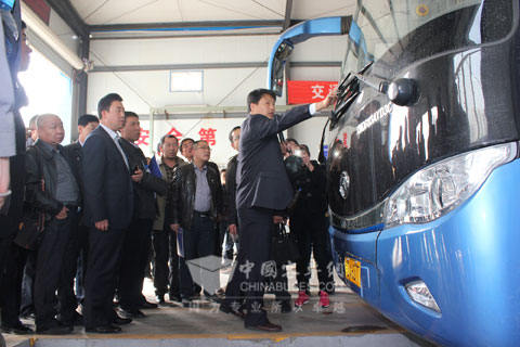 大金龙新科技研究工程师向与会人员介绍主动安全技术