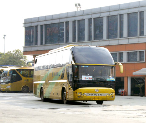 春运期间即将踏上征程的海格大巴