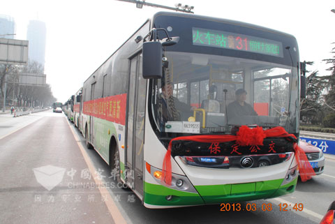 50辆宇通混合动力公交车列队驶入保定
