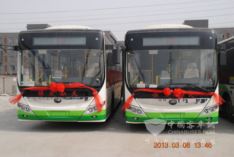 等待投入运营的宇通混合动力公交车