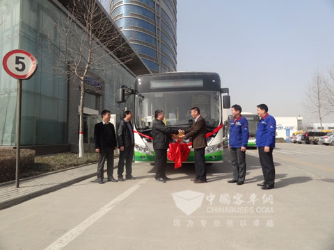 简朴的发车仪式现场