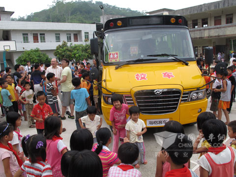 海格快乐校车开往广东信宜