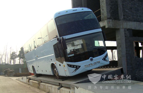 倾翻后车辆没有发生明显变形