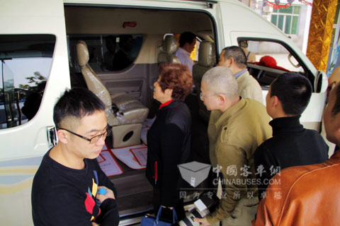 与会客户踊跃体验全新金龙凯歌