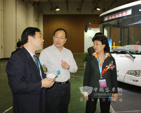 金龙汽车集团副总经理许振明向福建省经济贸易委员会副主任郑李亭（左）、福建省企业家联合会会长贺汪洋介绍企业发展情况