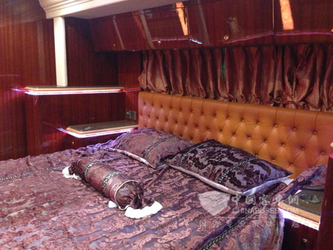 海格VIP房车内豪华双人床