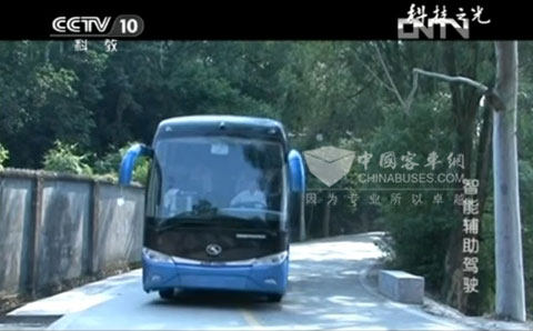 《智能辅助驾驶》专题节目中金龙客车现场试验画面截屏